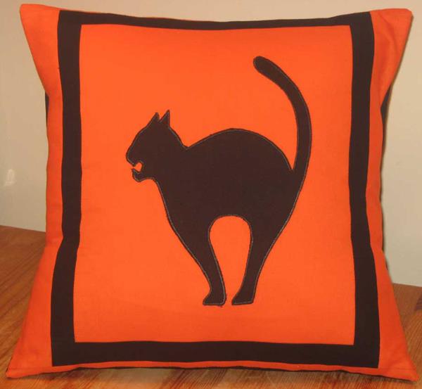 δροσερές ιδέες για διακόσμηση αποκριών γάτα μαξιλάρι πορτοκαλί μαύρο