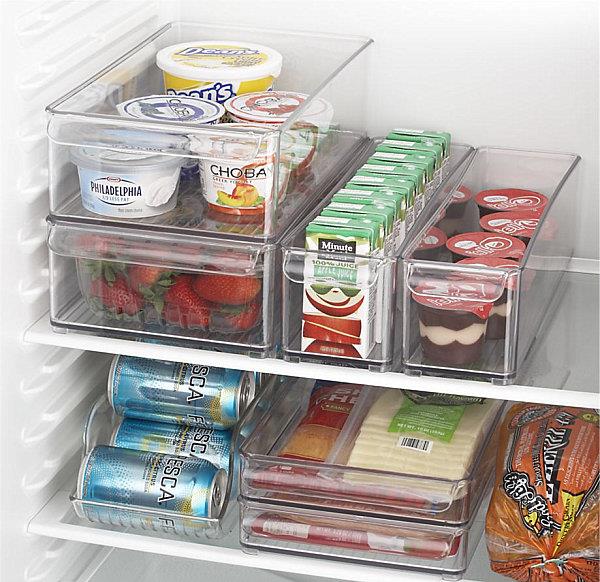 δροσερές ιδέες αποθήκευσης διαφανή πλαστικά δοχεία στο ψυγείο