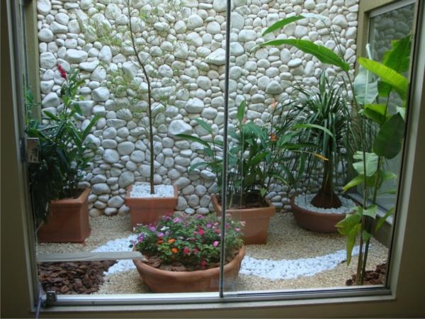 δροσερό μπαλκόνι ιδέες φύτευσης πέτρινο τοίχο λευκή κατσαρόλα