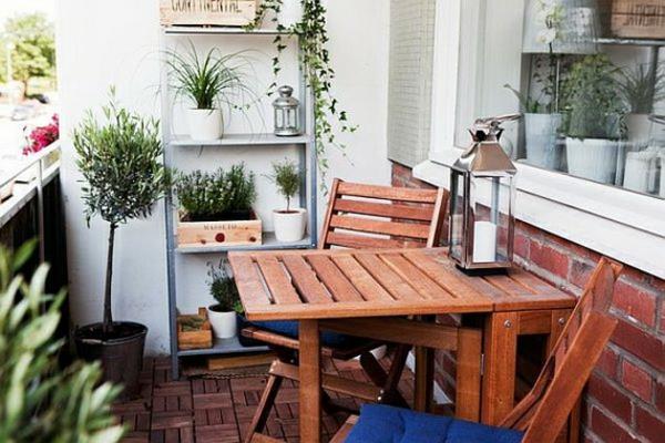 δροσερό μπαλκόνι ιδέες φύτευσης καρέκλες ξύλο