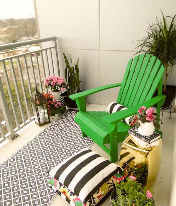 δροσερές ιδέες διακόσμησης μπαλκονιού λουλούδια πολύχρωμη πράσινη καρέκλα