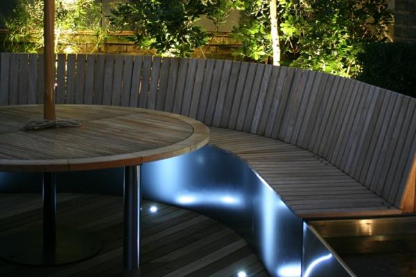όμορφη ταράτσα σχεδιασμού ξύλινο πάγκο τραπέζι στρογγυλό έμμεσο φωτισμό