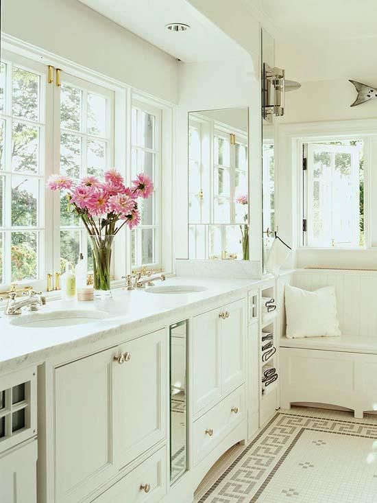 δροσερή διακόσμηση σε λευκά λουτρά ντουλάπια πάγκου μπάνιου
