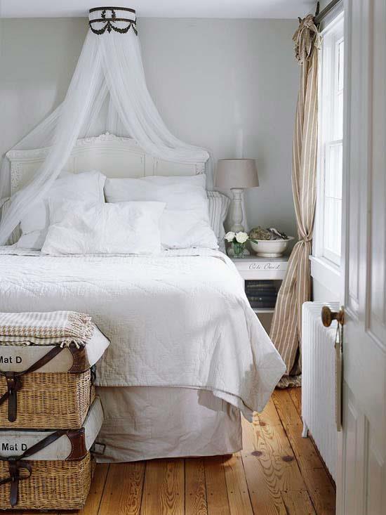 δροσερή διακόσμηση σε λευκό υπνοδωμάτιο κουρτίνες κρεβάτι φωτιστικό δαπέδου