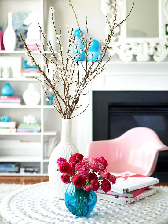 δροσερή διακόσμηση σε λευκό σαλόνι βιβλία τραπέζι λουλούδια