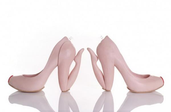 δροσερά εκκεντρικά γυναικεία παπούτσια φούσκα τσίχλα γυμνό σώμα