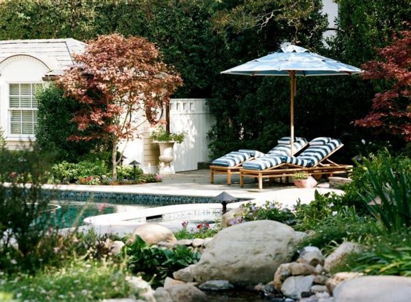 δροσερή ιδέα χαλαρώστε ξαπλώστρα και καναπέ στον κήπο μπλε και άσπρες ρίγες