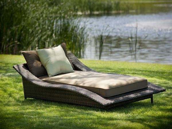 ωραία ιδέα χαλαρώστε ξαπλώστρα και καναπέ στη λίμνη του κήπου