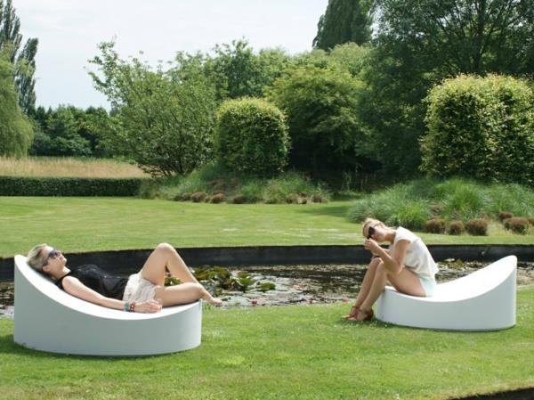 δροσερή ιδέα καναπές και χαλαρωτική ξαπλώστρα στον κήπο λευκή καρέκλα