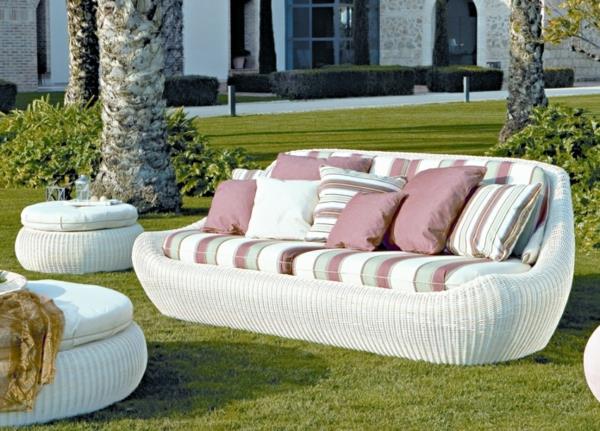 δροσερή ιδέα χαλαρώστε ξαπλώστρα και καναπέ στον κήπο λευκό