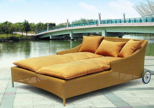 δροσερή ιδέα χαλαρώστε καναπέ και καναπέ σε κίτρινο πορτοκαλί μεταξωτό ύφασμα
