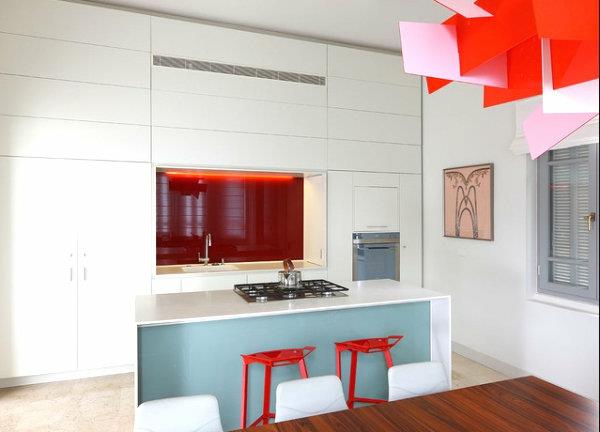 δροσερό εσωτερικό σε έντονα χρώματα κουζίνα ενσωματωμένο ντουλάπι κουζίνας κόκκινο