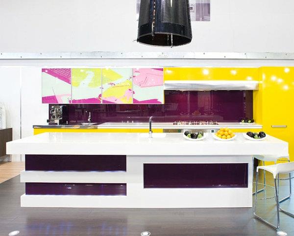 δροσερό εσωτερικό σχέδιο σε νιπτήρα κουζίνας με έντονα χρώματα