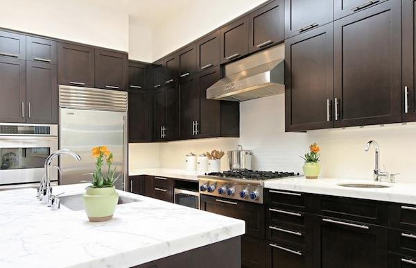 δροσερό ντουλάπι κουζίνας λεπτομέρειες γυαλιστερό σκούρο ξύλινο έπιπλο