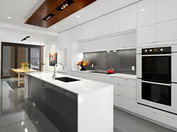 δροσερό ντουλάπι κουζίνας λεπτομέρειες λαμπερές επιφάνειες λευκό τεχνικό