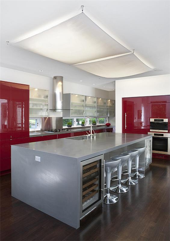 δροσερό κόκκινο χρώμα για το νησί της κουζίνας κουζίνας σε ασημί λευκό ταβάνι