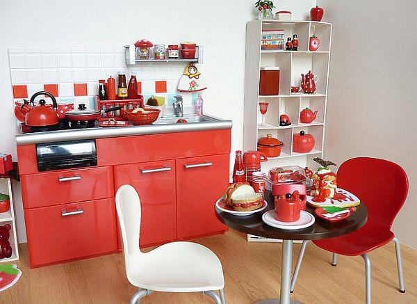 δροσερό κόκκινο χρώμα για το μικρό διαμέρισμα της κουζίνας με όμορφη επίπλωση