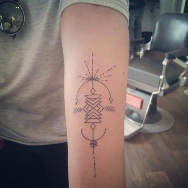 σχέδια τατουάζ σε εικόνες τατουάζ στο πάνω μέρος του βραχίονα