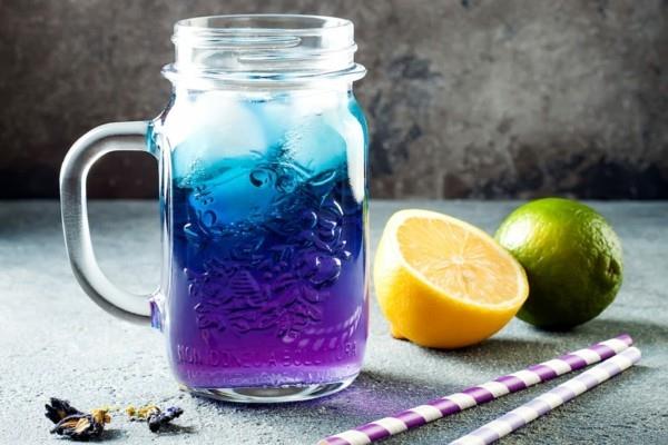δροσερό μπλε ποτό με λεμόνι