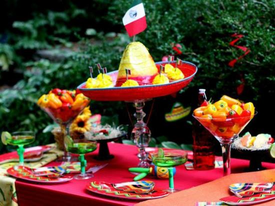 υπέροχη ιδέα αξεσουάρ πάρτι κήπου με έντονο πολύχρωμο μεξικάνικο