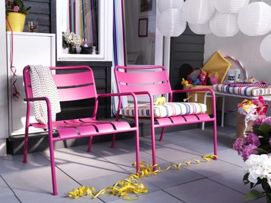 ροζ καρέκλες πάρτι κήπου ιδέα μεταλλικές ροζ γιρλάντες