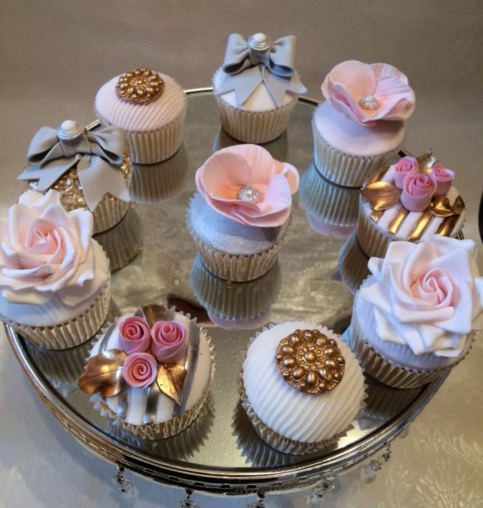 Ιδέες για διακόσμηση cupcake γαμήλια γιορτή λουλούδια μαρτζιπάνι χρυσό