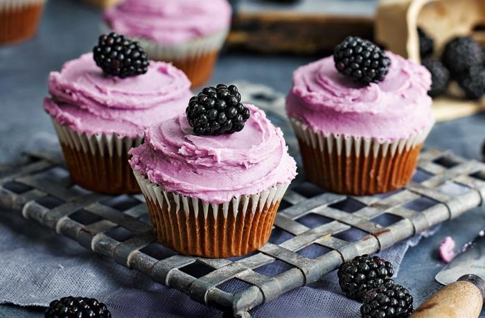 Ιδέες για διακόσμηση cupcake μωβ επικάλυψη κρέμα βατόμουρα καλοκαιρινό πάρτι