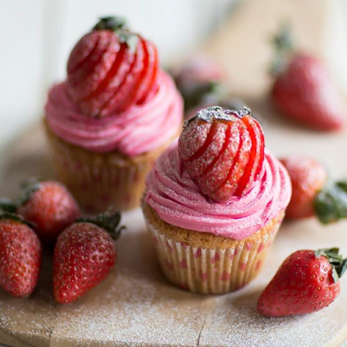 cupcake deco ιδέες μωβ επικάλυψη κρέμα ροζ φράουλες ζάχαρη άχνη