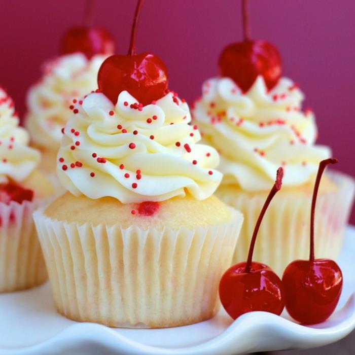 cupcake deco muffins ελαφριά κρέμα κόκκινη ζάχαρη πασπαλίζει κεράσια