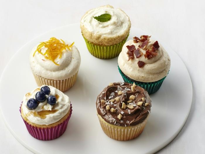 Cupcake διακόσμηση deco muffins ιδέες πάρτι μέντα φλούδες πορτοκαλιού βατόμουρα καρύδια