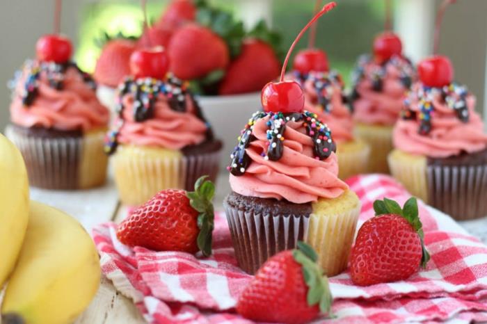 cupcake deco muffins γλάσο ροζ φράουλες κεράσι σοκολάτα σάλτσα ζάχαρη πασπαλίζει