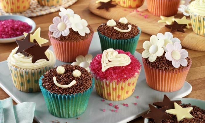 cupcake deco muffins σοκολάτα ψεκάζει αστέρια καρδιές λουλούδια ιδέες πάρτι