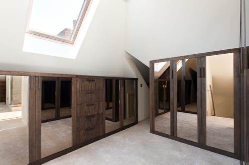 Υπνοδωμάτιο σοφίτας κομψό ντουλάπες ξύλο