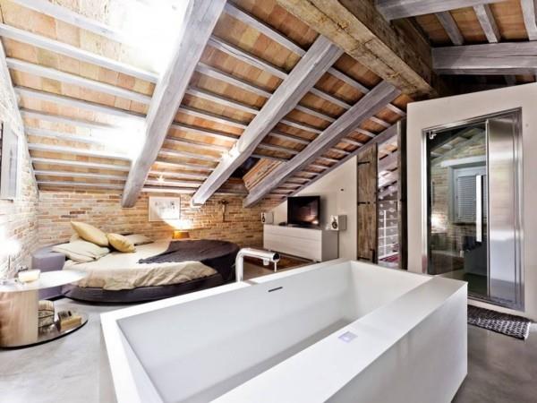 Δημιουργήστε σοφίτα - μπανιέρα σε ένα μικρό δωμάτιο