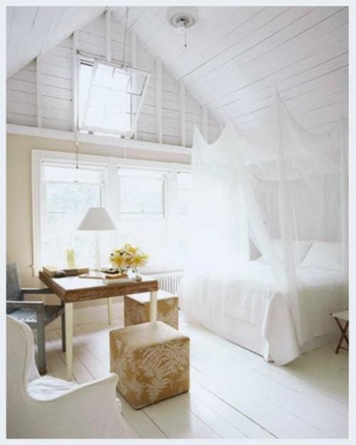 στον τελευταίο όροφο ξύλο βαμμένο λευκό υπνοδωμάτιο οροφής κρεβάτι με ουρανό