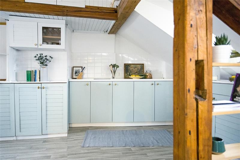 Δημιουργήστε μια κεκλιμένη οροφή ανοιχτό μπλε ντουλάπια κουζίνας, δρομείς χαλιών, ξύλινα δοκάρια