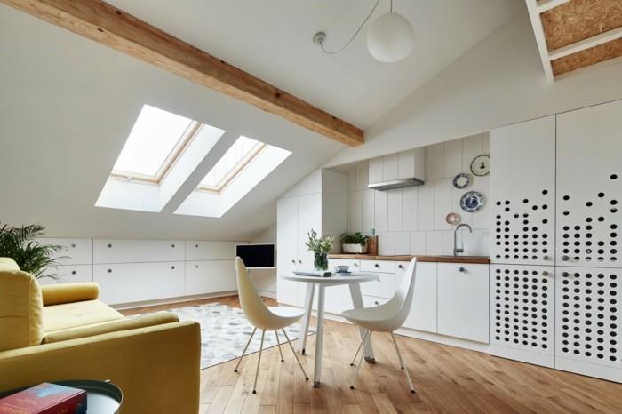 Πίσσα στέγης στήνει λευκή κουζίνα ξύλινο πάτωμα κίτρινη πολυθρόνα ξύλινα δοκάρια