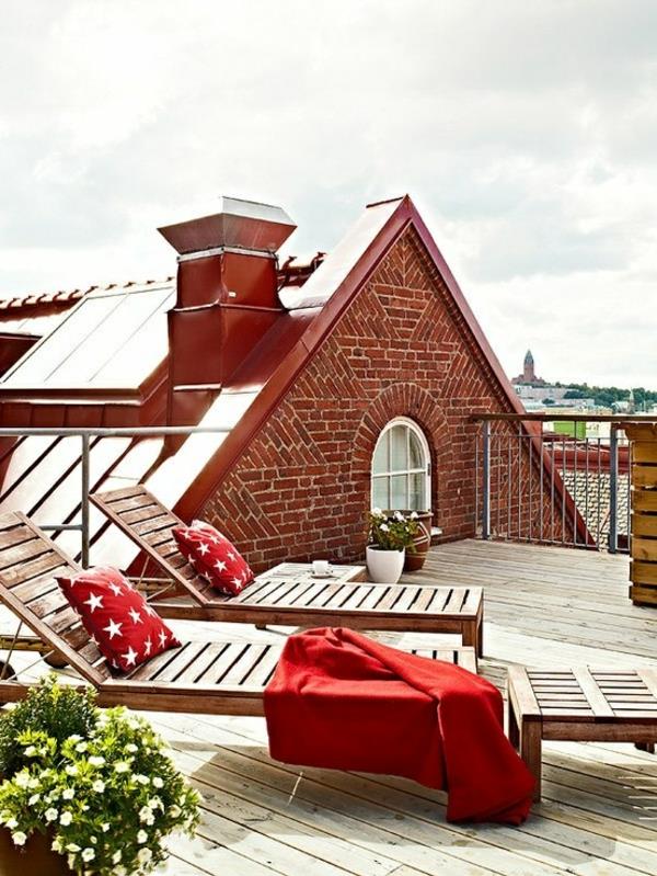 βεράντα οροφής ξύλινες ξαπλώστρες κόκκινες πινελιές