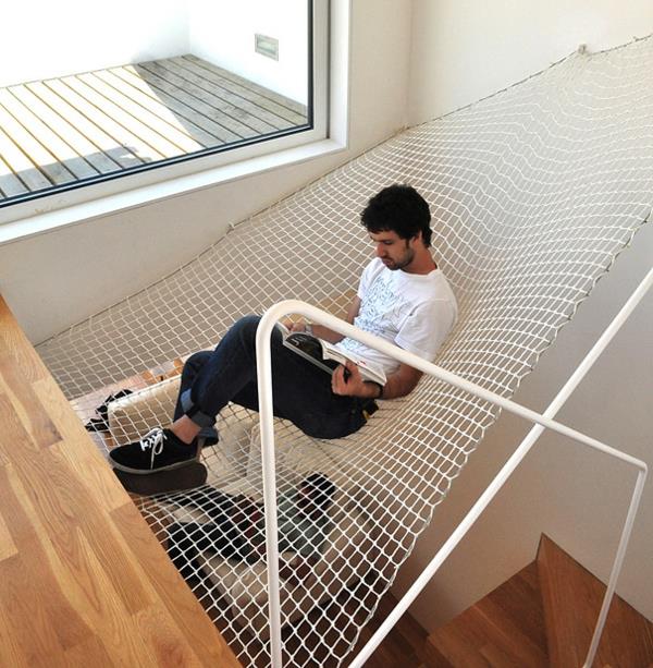δωμάτιο σοφίτας καθαρές δημιουργικές ιδέες διαβίωσης ζεστή γωνιά ανάγνωσης στον αέρα