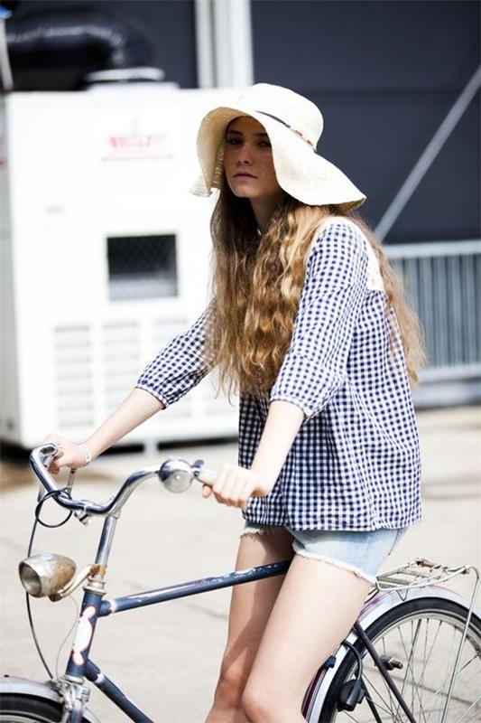 κυρία με καπέλο στο ποδήλατο