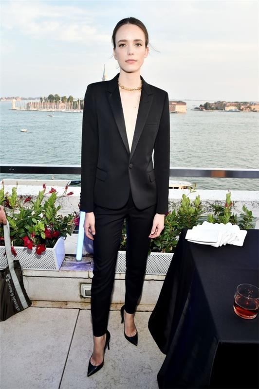 γυναικεία κοστούμια φθινοπωρινές τάσεις stacy martin 2