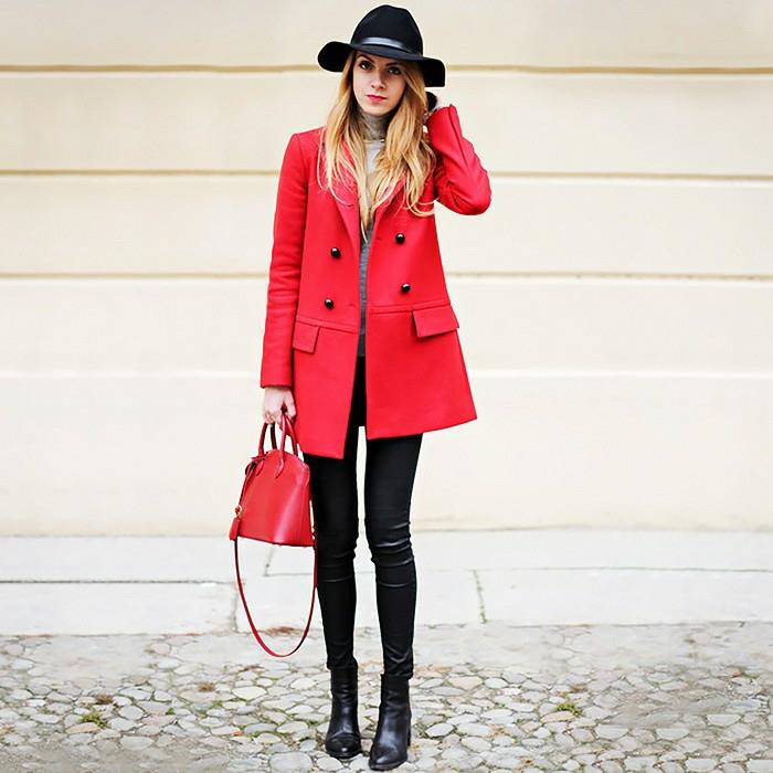 γυναικεία τσάντα γυναικεία μόδα μικρή κόκκινη δερμάτινη τσάντα κόκκινο παλτό μαύρο παντελόνι καπέλο μποτάκια