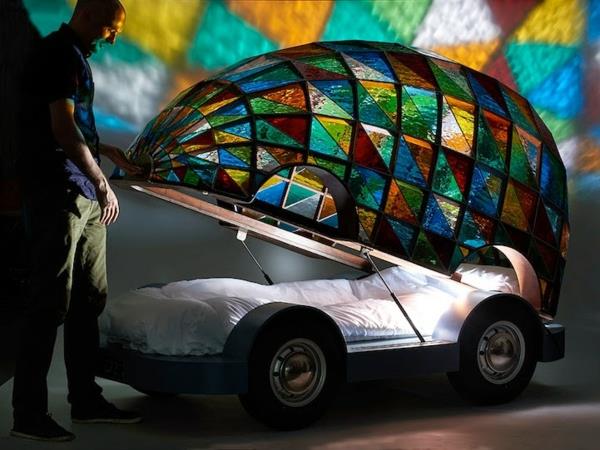 το αυτοκίνητο του μελλοντικού χρωματισμένου γυαλιού