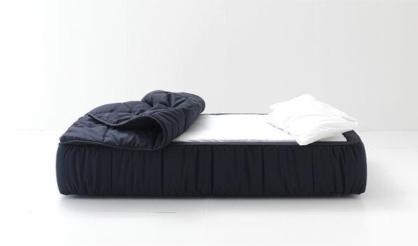 η λειτουργική λωρίδα κρεβάτι σε σκούρο μπλε κάλυμμα είναι εύκολο να αφαιρεθεί