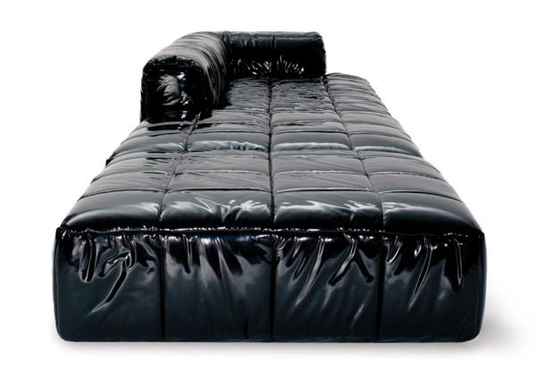 το λειτουργικό κρεβάτι με λουρί σε γυαλιστερή μαύρη λάκα