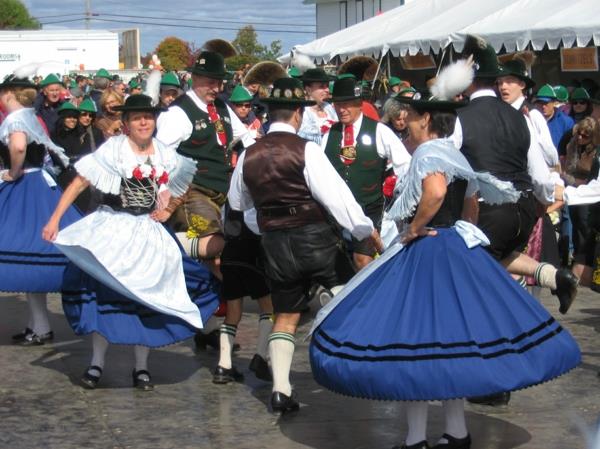 οι υπέροχοι λαϊκοί χοροί oktoberfest πολύχρωμοι και δυναμικοί