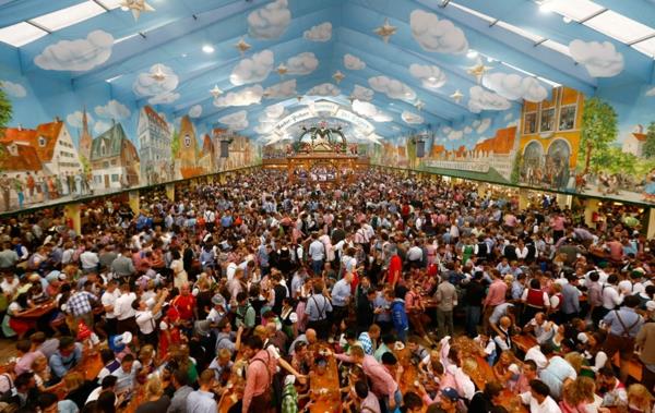 η μεγάλη oktoberfest γιγαντιαία σκηνή μπύρας