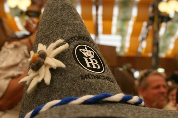 το μεγάλο παραδοσιακό καπέλο από τσόχα oktoberfest