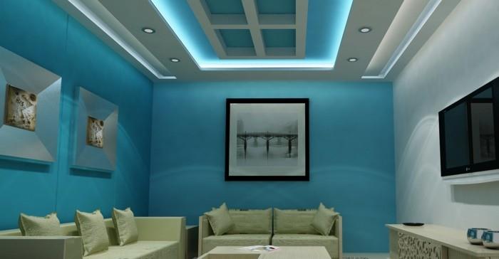 σχεδιασμός οροφής στο σαλόνι ασυνήθιστος φωτισμός και μπλε τοίχοι