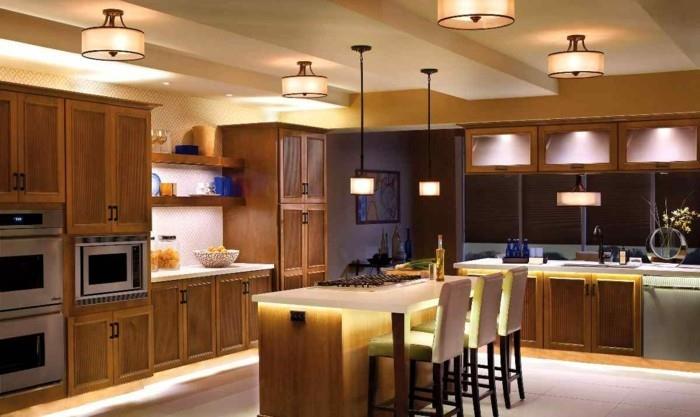 Σχεδιασμός οροφής στην κουζίνα, πρακτικός φωτισμός και μεγάλη επιφάνεια εργασίας